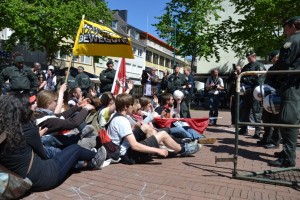 Etwa 20 Linke blockieren Teile des Theaterplatzes in Bonn (Foto: mb)
