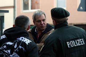 Olaf O. (links, von hinten) im Gespräch mit Christian Worch und einem Polizeieinsatzleiter im Dezember 2011 in Köln-Kalk, kurz vor der Einweisung als Ordner. Foto: Michael Klarmann
