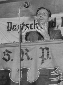 Generalmajor Otto Ernst Remer spricht auf einer Wahlversammlung der Sozialistischen Reichspartei (SRP).
